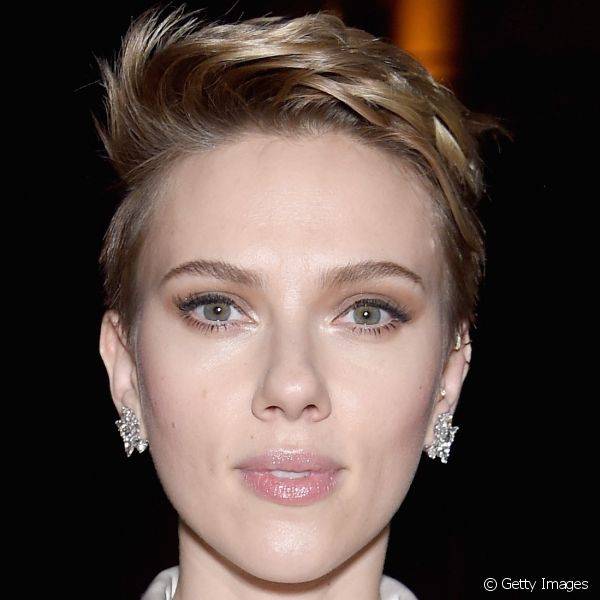 Scarlett Johansson apostou em uma maquiagem natural, com olhos iluminados e gloss rosado no Baile de Gala da amfAR, en Nova York (Foto: Getty Images )